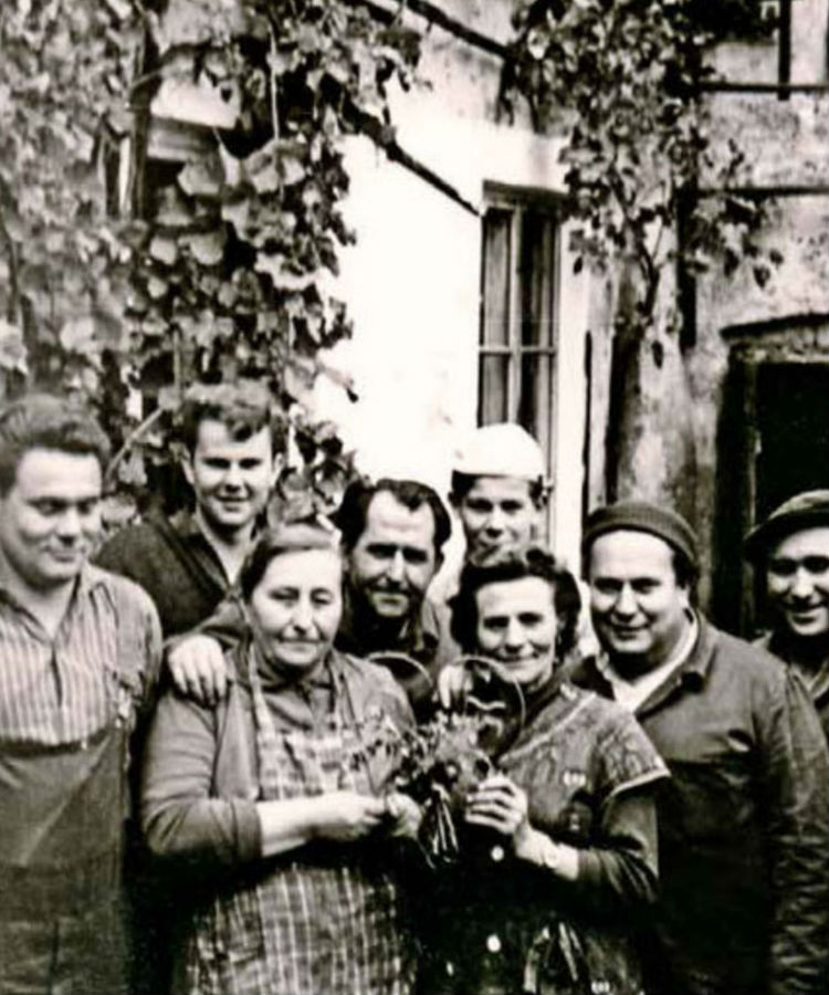 Gruppenfoto von früher mit Mitarbeitern vor der Firma Einhell.