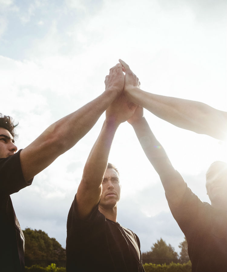 Gruppenfoto mit motivierten Teammitgliedern.