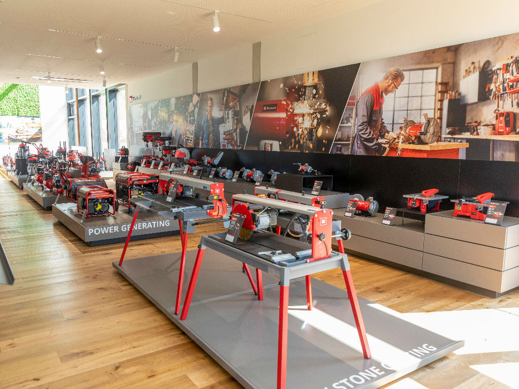 Exhibition area with stationary machines and power generators in the Einhell Welt.