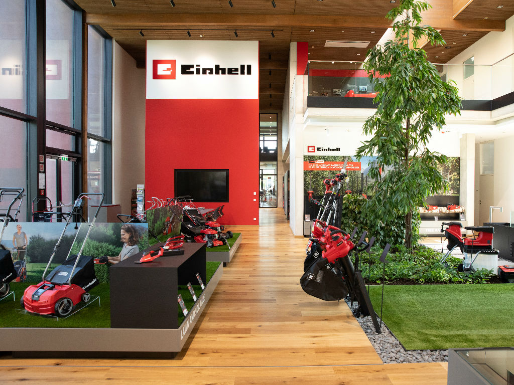 Exhibition area with various garden tools in the Einhell Welt.