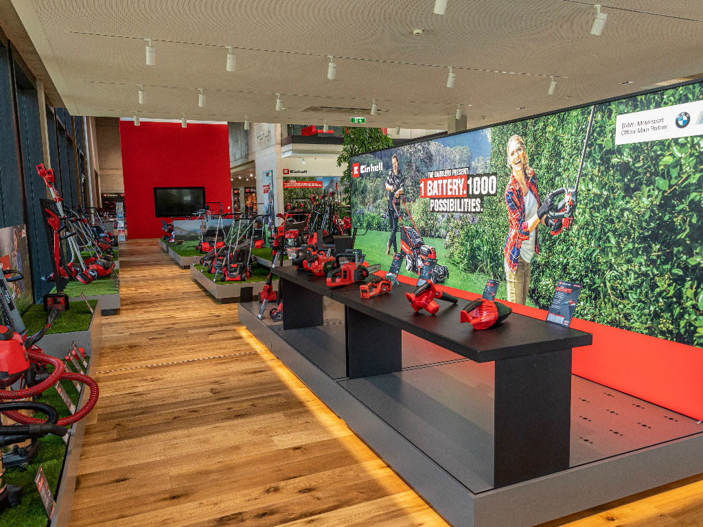 Exhibition area with hedge trimmers in the Einhell Welt.