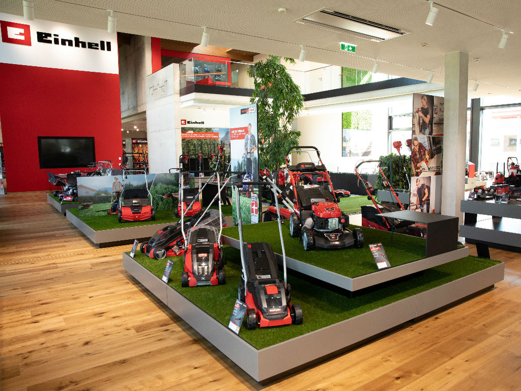 Exhibition area with lawn mowers in the Einhell Welt.