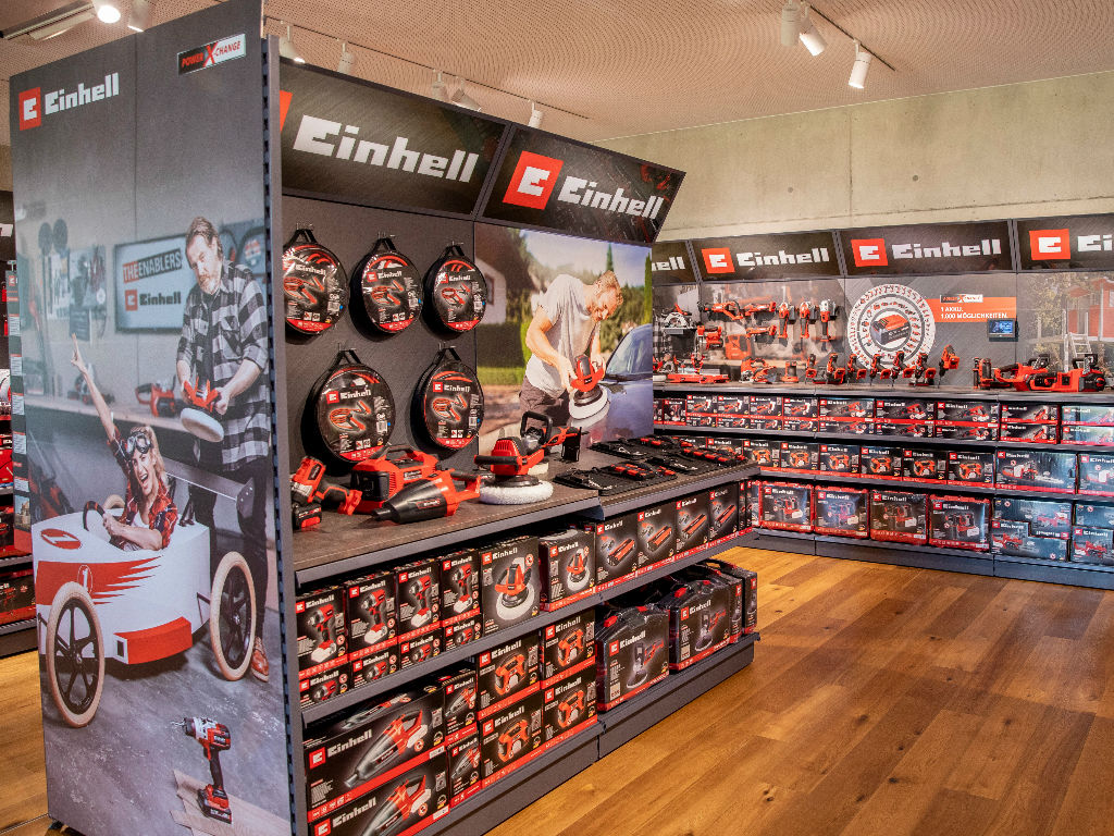 Exhibition area with car accessories in the Einhell Welt.