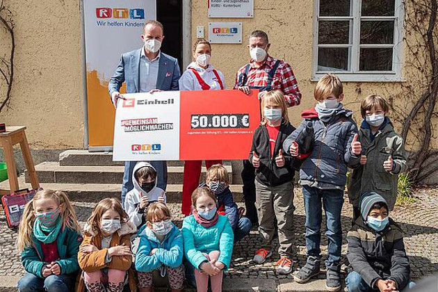 Picture of Andreas Kroiss, Simone Mecky Ballack and Joachim Llambi in front of the RTL children's home in Munich.