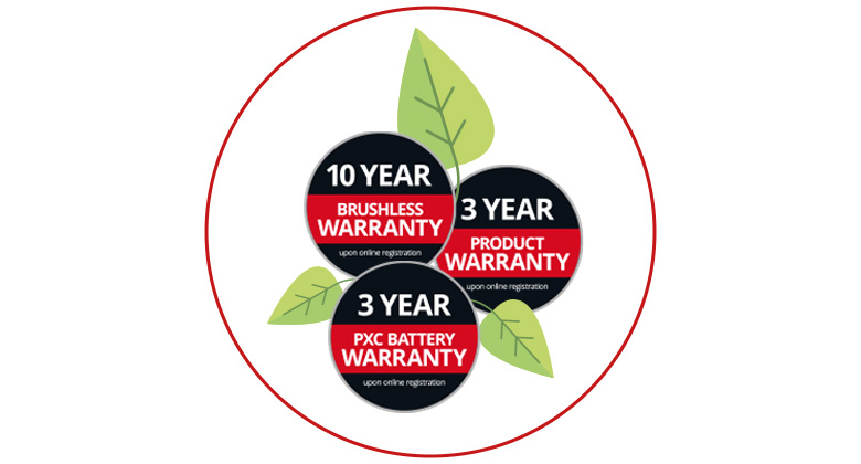Drei Garantieplaketten mit Blättern zeigen: 10 Jahre Brushless-Garantie, 3 Jahre Produktgarantie, 3 Jahre PXC Akku-Garantie – jeweils bei Online-Registrierung.